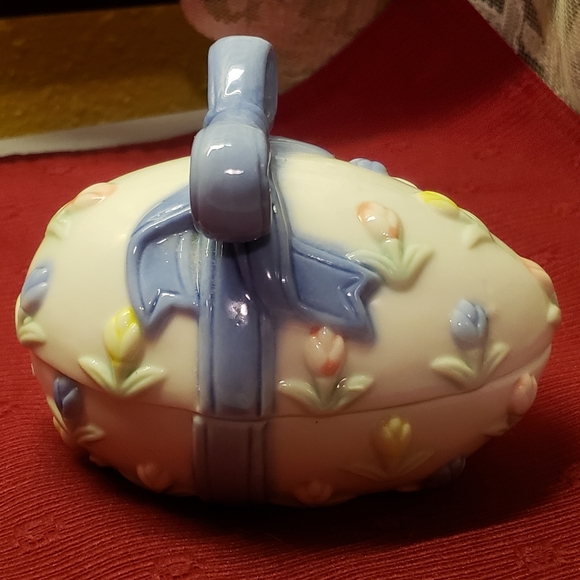 Vtg Porcelain Easter Egg Trinket Box Flowers & Bow - Picture 5 of 10